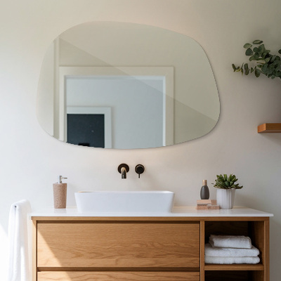 Organic mirror with a subtle shape
