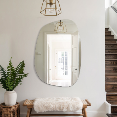 Organic mirror with a subtle shape