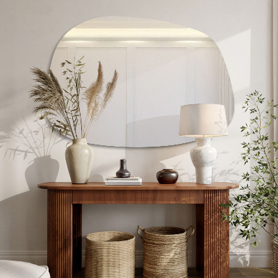 Organic mirror with a subtle shape