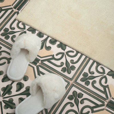 Wall paneling Floral pattern on ceramics