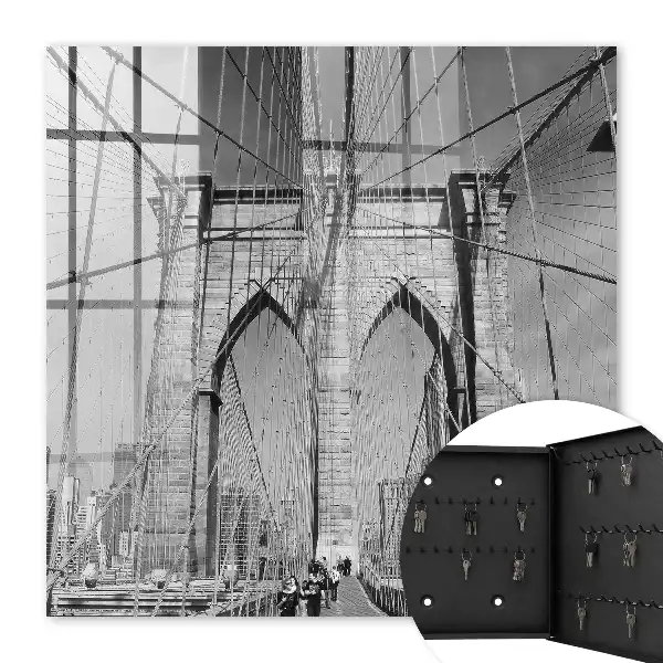 Key cabinet The iconic bridge in black and white