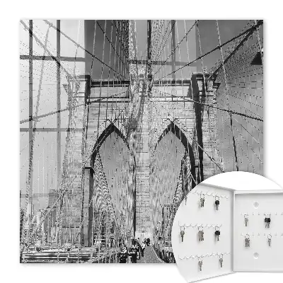 Key cabinet The iconic bridge in black and white
