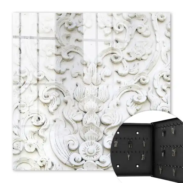 Key cabinet White ornaments in fine shapes
