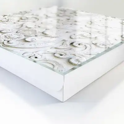 Key cabinet White ornaments in fine shapes