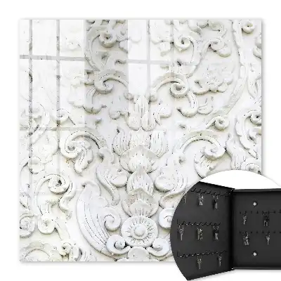 Key cabinet White ornaments in fine shapes