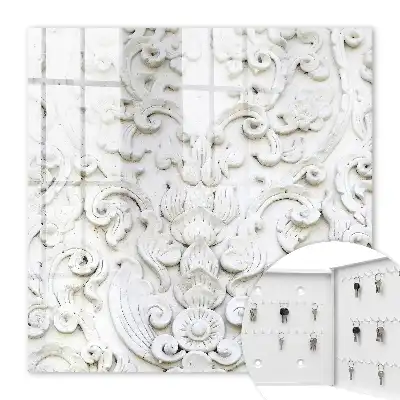Key cabinet White ornaments in fine shapes