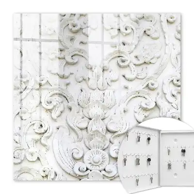 Key cabinet White ornaments in fine shapes