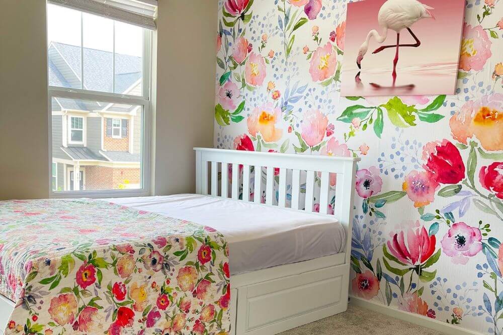 How to arrange teenage daughter's bedroom